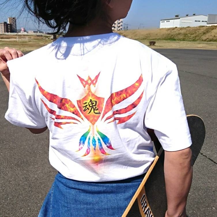 オリジナルTシャツ,ファイヤーフェニックスTシャツ,女性モデルの背面図